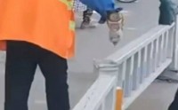 山东一劳务市场环卫工人给护栏抹机油，以防止农民工倚坐，当地城管局：已批评教育