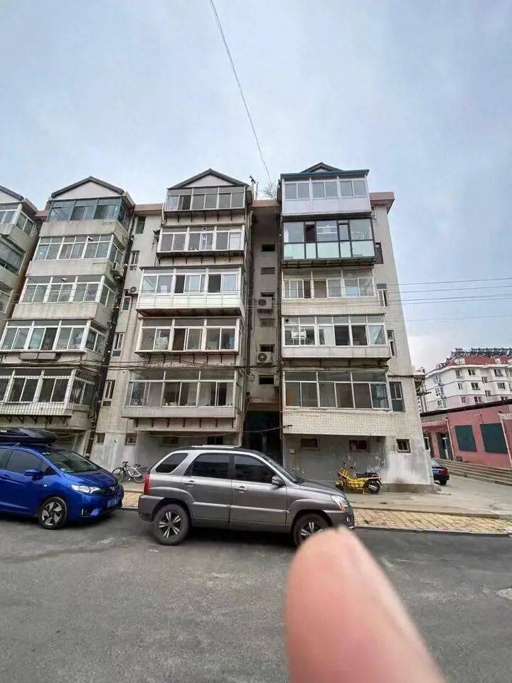 山东一对夫妻花50万买法拍房,发现土地使用权证是假的,5年来无法过户,法院已移送警方侦查