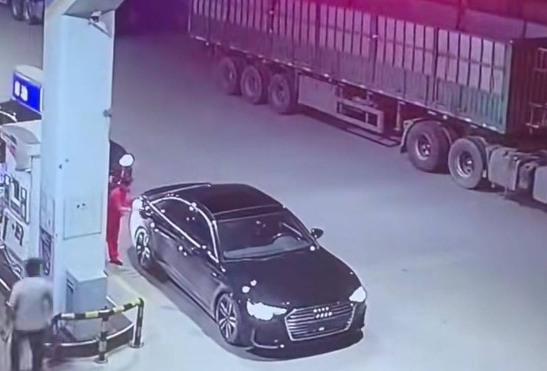 紫牛热点∣无牌车加油后未付款直接逃离!加油站工作人员:警方已介入调查