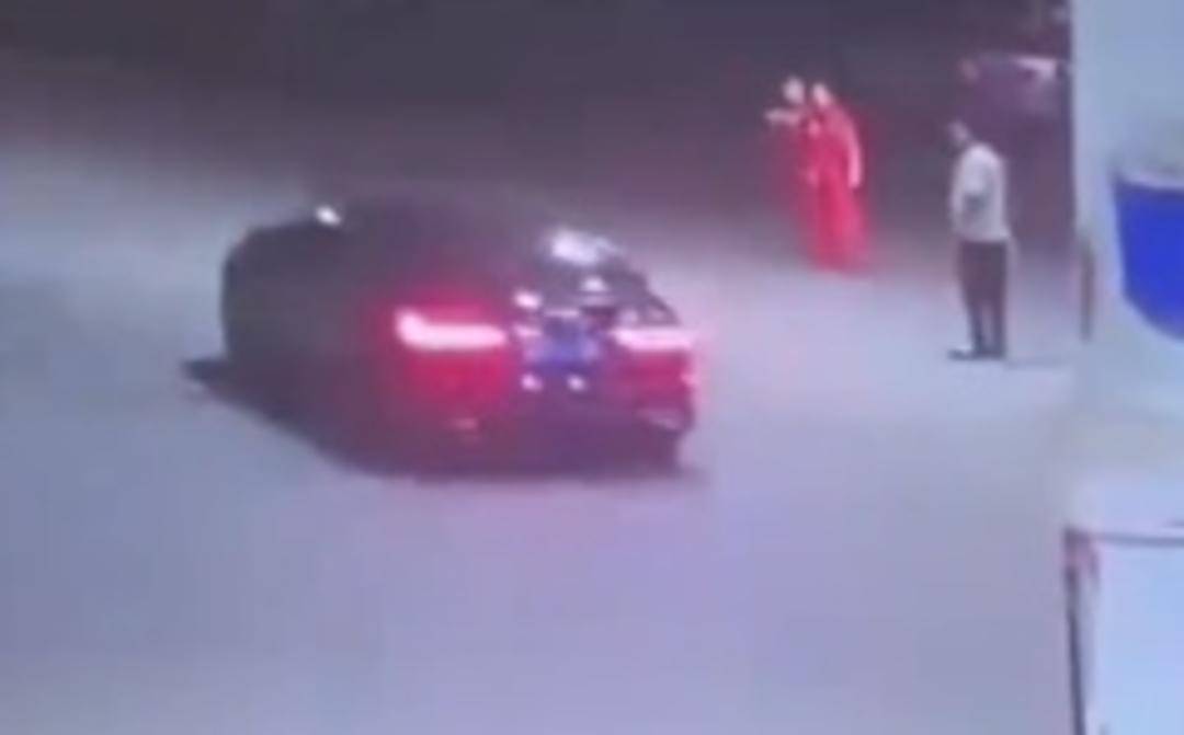 紫牛热点∣无牌车加油后未付款直接逃离!加油站工作人员:警方已介入调查