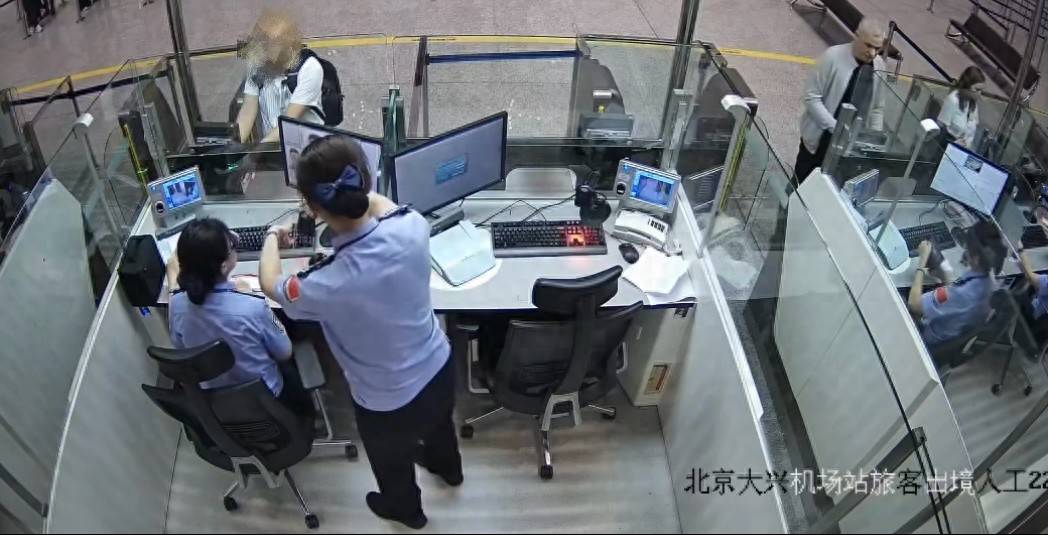 男子用双胞胎弟弟护照出境，一个面部细节当场被民警识破