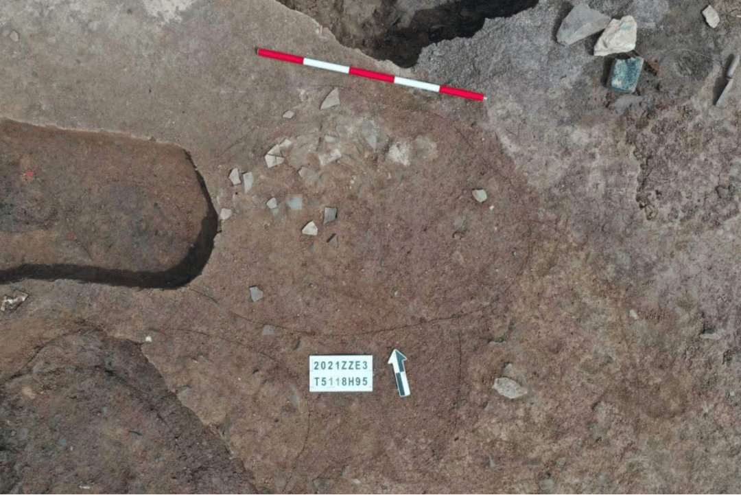 误认“唐三彩”？山东出土3.2厘米釉陶小狗，2400岁萌物竟藏着春秋战国诸侯争霸史！