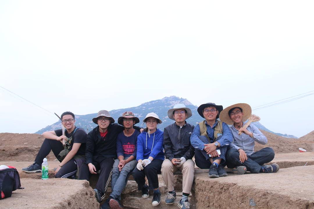 误认“唐三彩”？山东出土3.2厘米釉陶小狗，2400岁萌物竟藏着春秋战国诸侯争霸史！